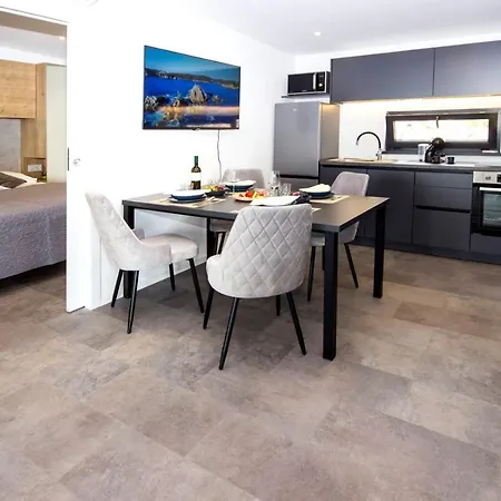 Kasthouse Yellow By Vellaris, Luxury Mobile Guest house Mali Losinj