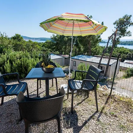 Kasthouse Yellow By Vellaris, Luxury Mobile Guest house Mali Losinj