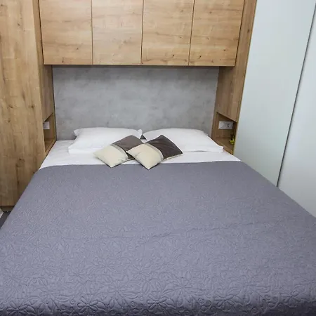 Kasthouse Yellow By Vellaris, Luxury Mobile Guest house Mali Losinj