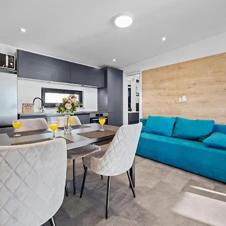 Pensionat Kasthouse Yellow By Vellaris, Luxury Mobile Mali Lošinj