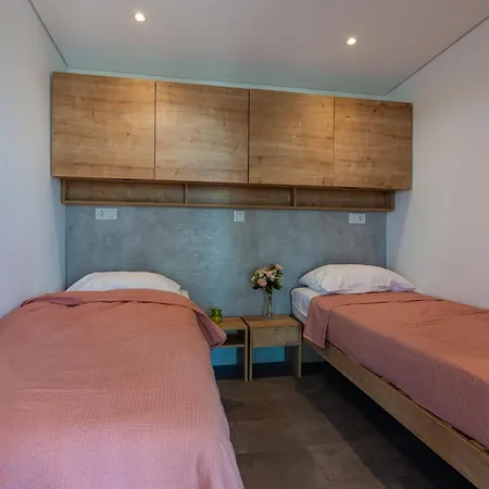 Kasthouse Yellow By Vellaris, Luxury Mobile Guest house Mali Losinj