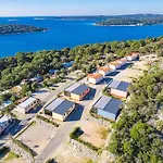 Pensionat Kasthouse Yellow By Vellaris, Luxury Mobile Mali Lošinj