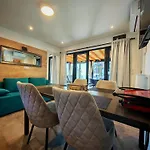 Kasthouse Yellow By Vellaris, Luxury Mobile Pensionat Mali Lošinj