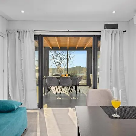 Kasthouse Yellow By Vellaris, Luxury Mobile Maison d'hôtes