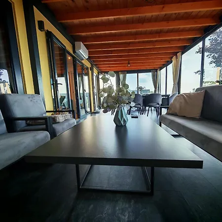 Kasthouse Yellow By Vellaris, Luxury Mobile Gæstehus *