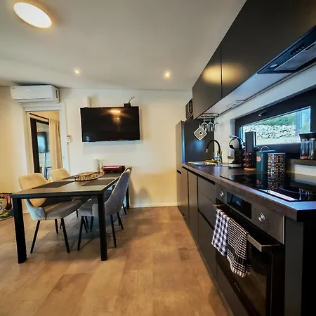 Gæstehus Kasthouse Yellow By Vellaris, Luxury Mobile Mali Lošinj