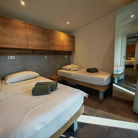 Kasthouse Yellow By Vellaris, Luxury Mobile Gæstehus